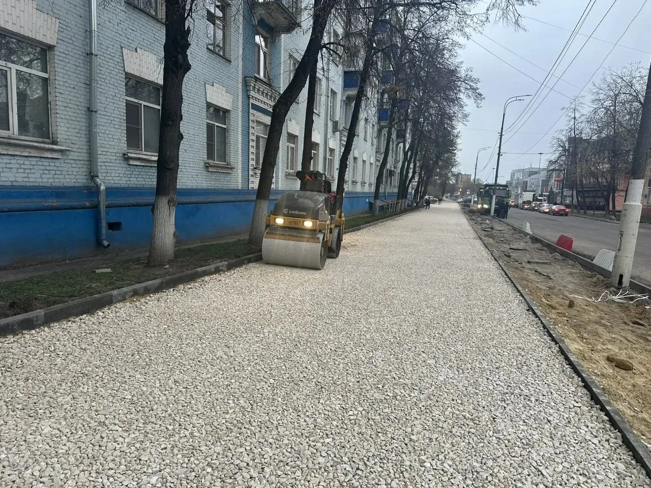 На двух улицах в Люберцах меняют бортовые камни и готовят основания для тротуара