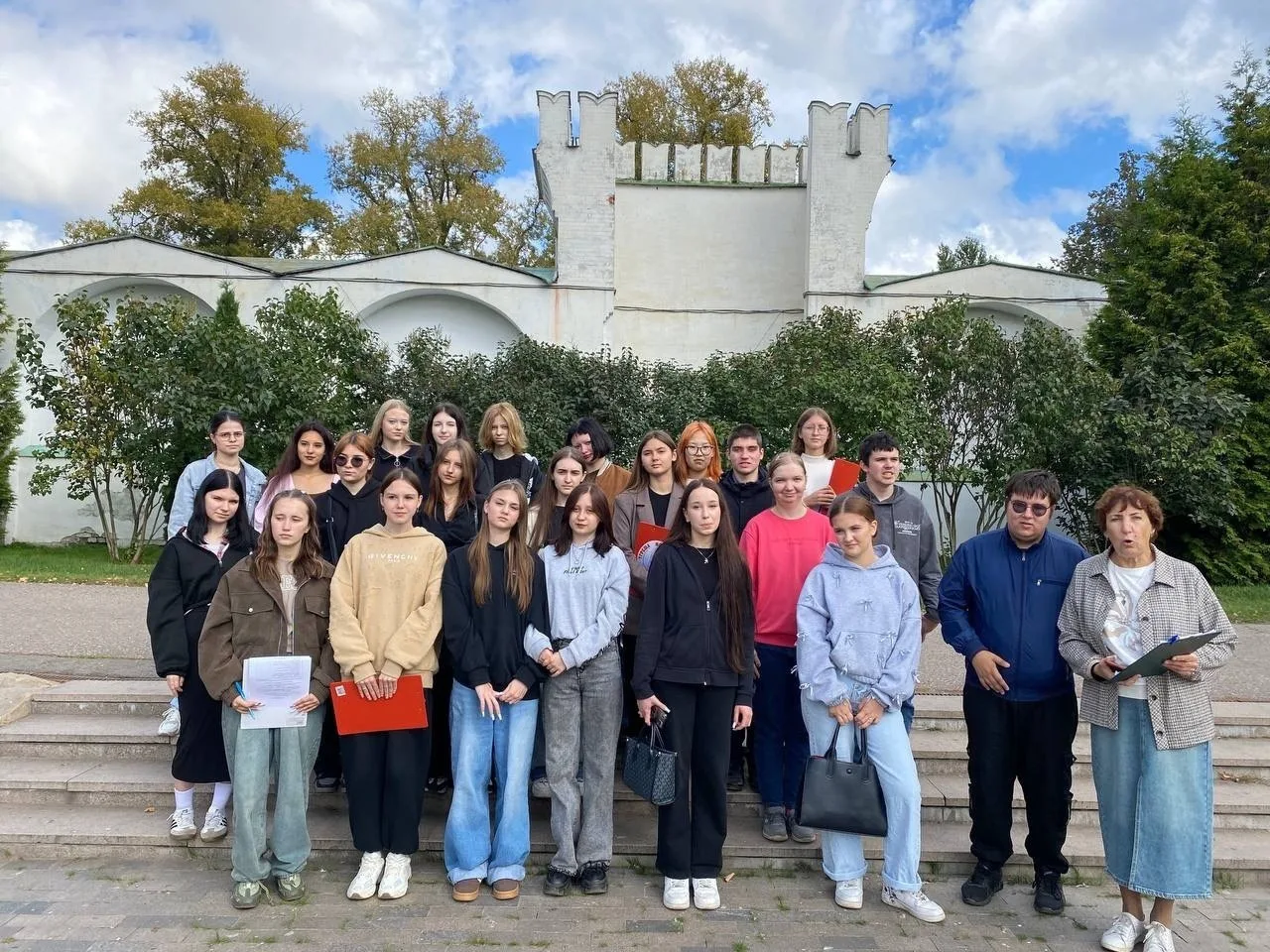 Студенты техникума Люберец изучили зеленые насаждения Николо-Угрешского монастыря