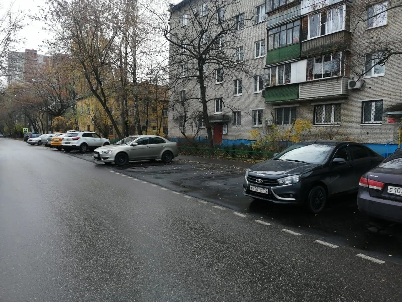 В Люберцах по двум адресам отремонтировали парковочные карманы