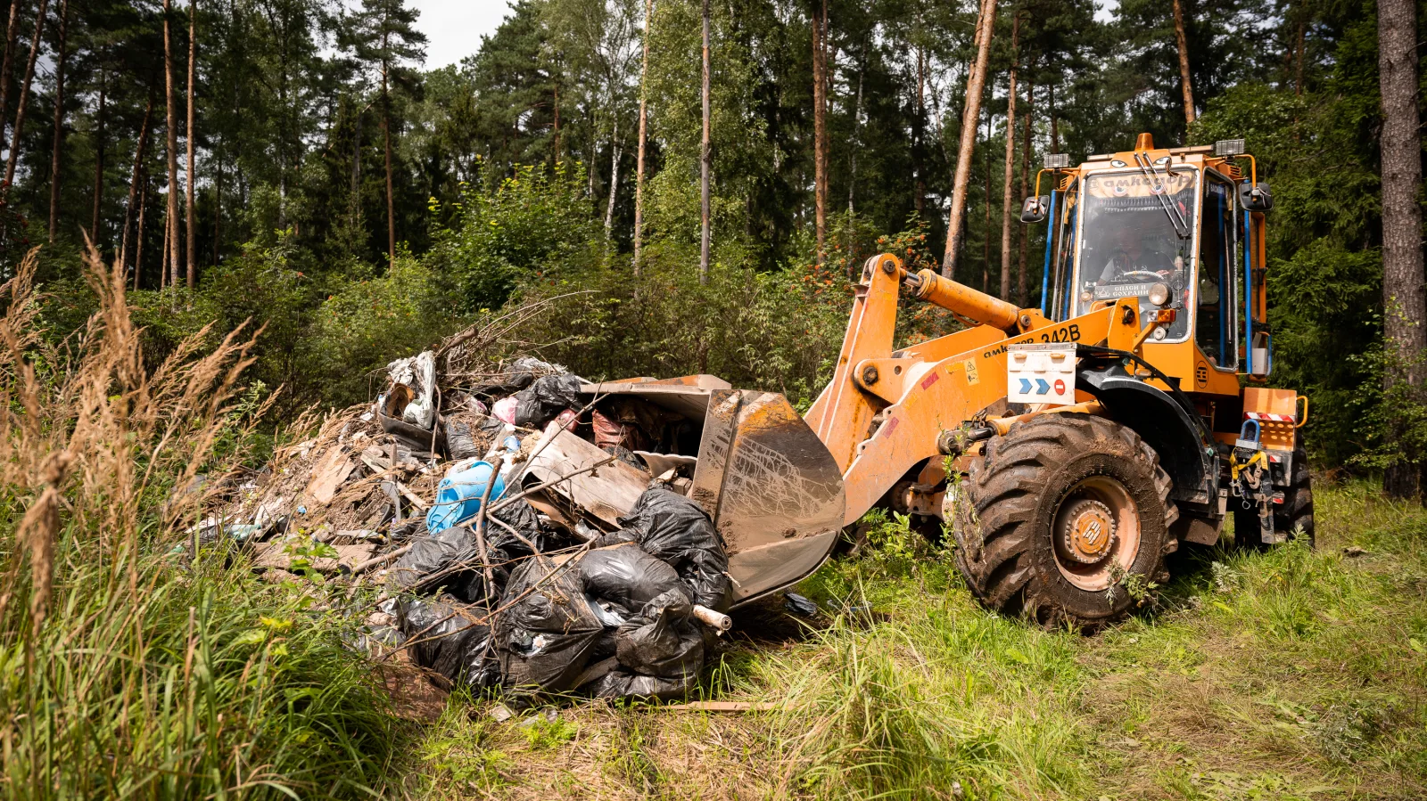 Очередную несанкционированную свалку ликвидировали вблизи деревни Люберец