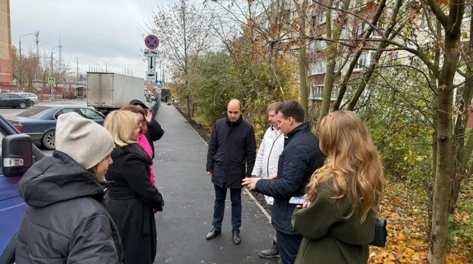 Люберецкие партийцы проверили работы по благоустройству придомовой территории