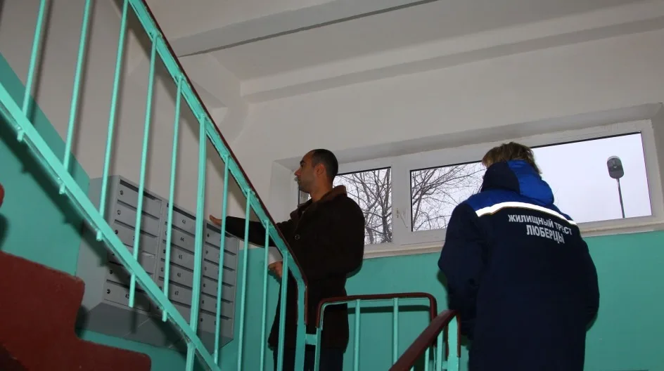 Партийцы проверили качество выполненного ремонта в жилом доме Люберец