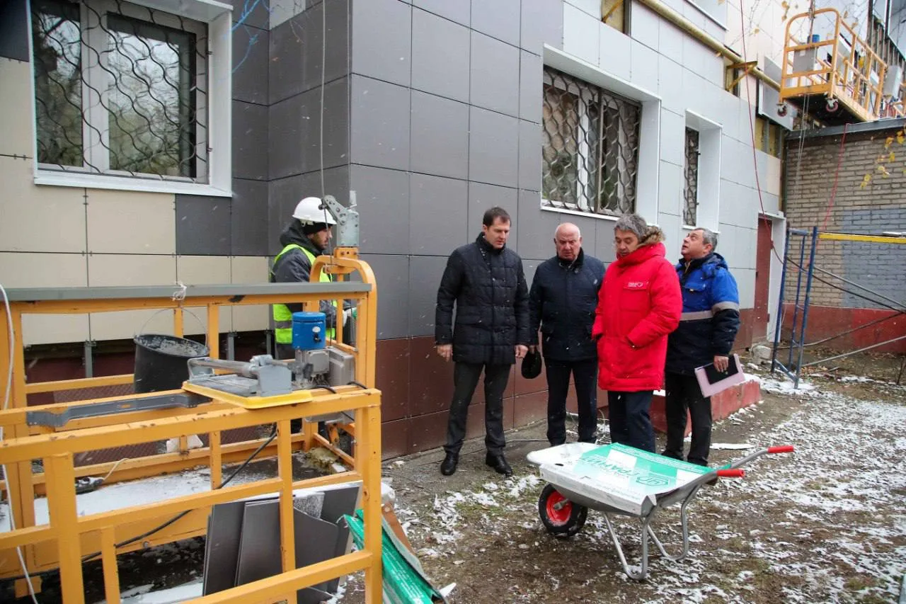 Владимир Волков проверил ход капремонта жилых домов в Люберцах