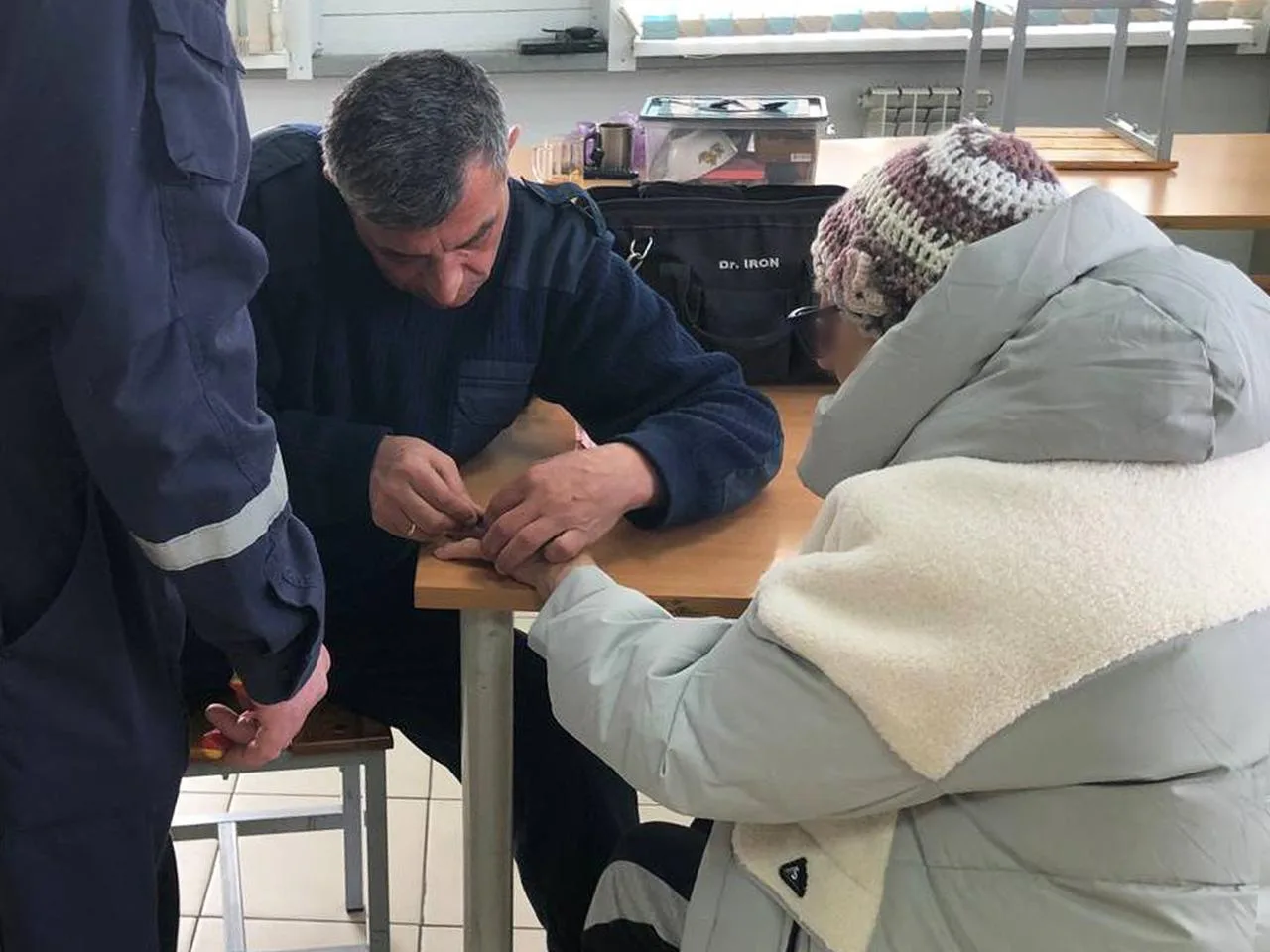 Спасатели помогли снять с пальца застрявшее кольцо пожилой женщине из Люберец