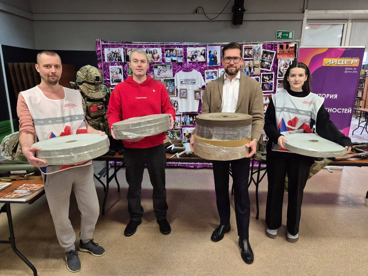 «Единая Россия» усиливает поддержку фронта: в Дзержинском продолжают плести маскировочные сети для военнослужащих