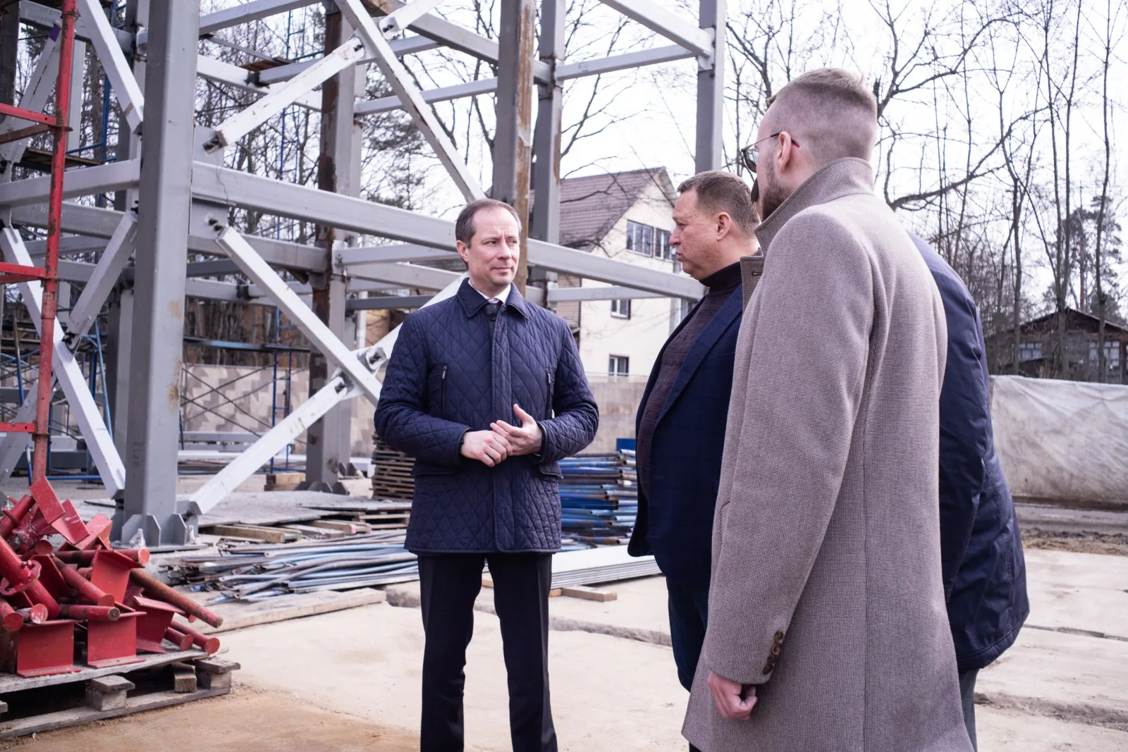 Депутат Госдумы Роман Терюшков проверил ход строительства надземного пешеходного перехода в Малаховке