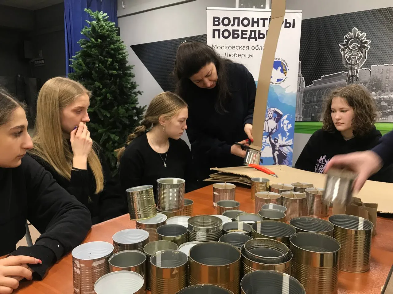 Более 300 заготовок для окопных свечей сделали люберецкие волонтеры в рамках мастер-класса