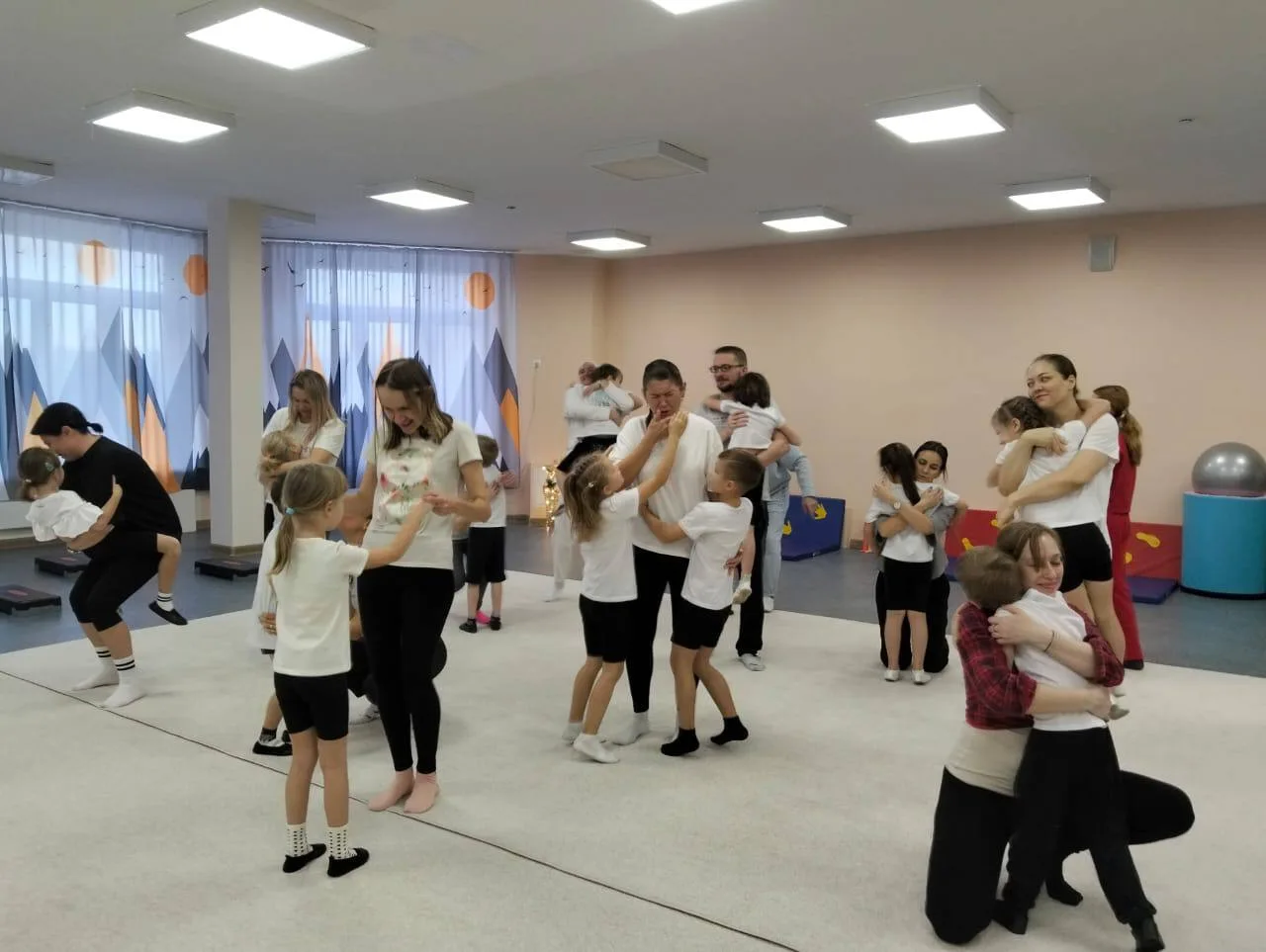 Спортивно развлекательная программа «Физкультура — ВМЕСТЕ» состоялась в Дзержинском в  преддверии Дня матери