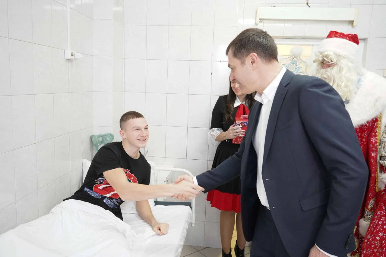 Владимир Волков поздравил маленьких пациентов детской больницы Люберец с праздниками