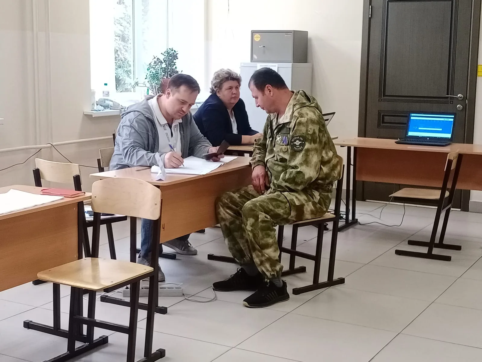 Участник СВО из Люберец проголосовал на участке в Доме офицеров