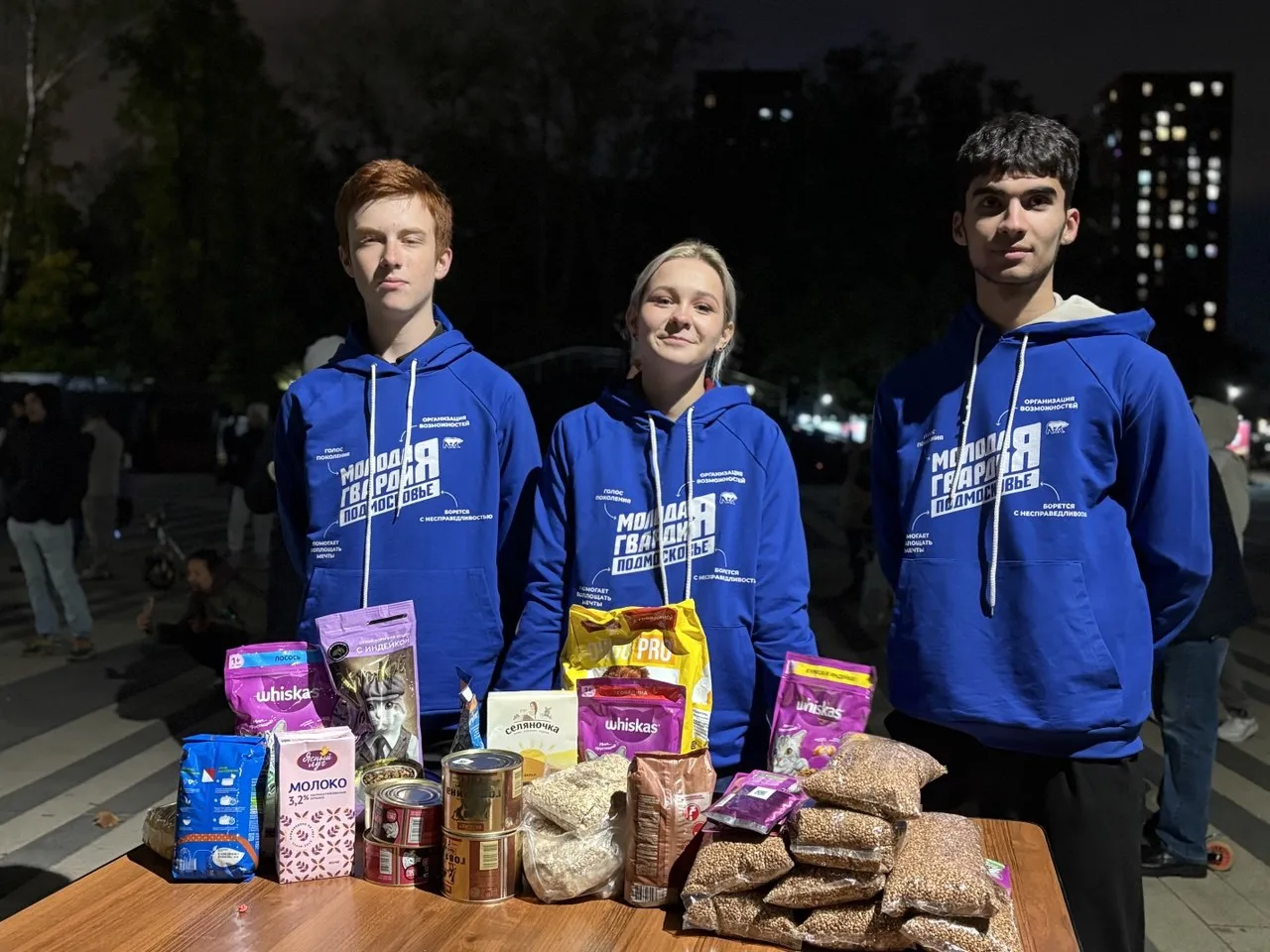 Почти 100 кг корма для бездомных животных собрали молодогвардейцы Люберец