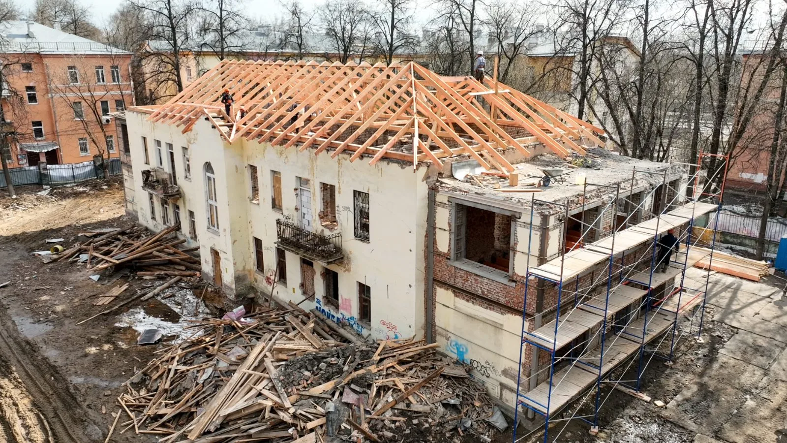 Устройство стропильной системы ведется в детской школе искусств №3 в поселке Люберец