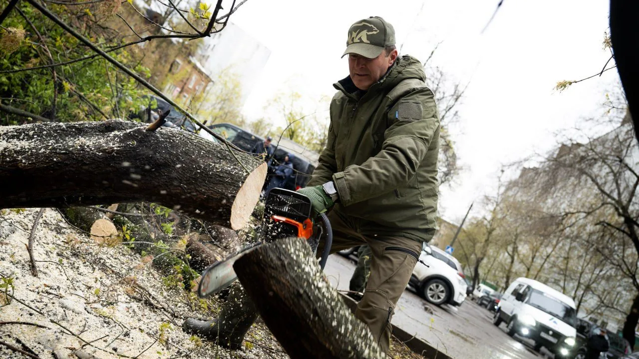 Сотрудники администрации Люберец вышли на уборку дворов после рекордного снегопада