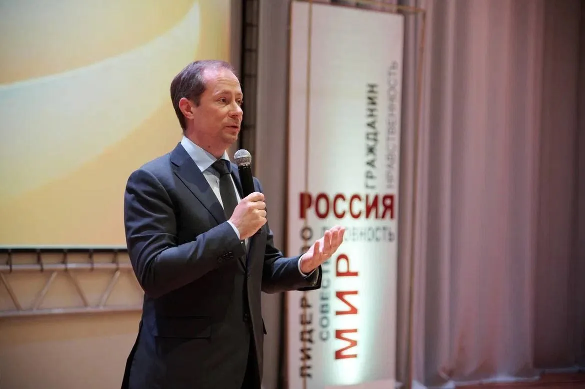 «Образование и стремление к достижениям помогут внести вклад в развитие России»: Роман Терюшков поздравил с Днём знаний