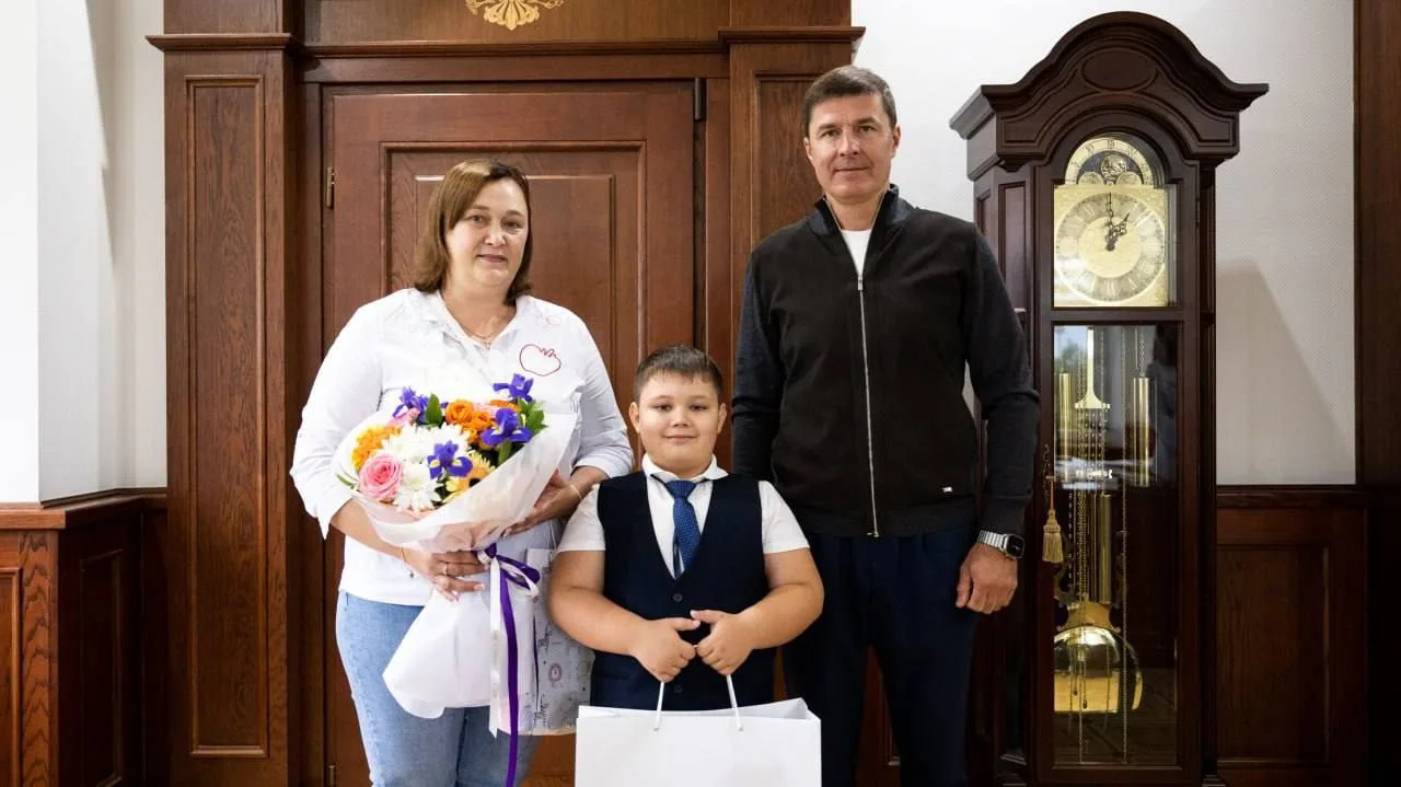 Глава Люберец вручил подарки ко Дню знаний сыну погибшего участника СВО