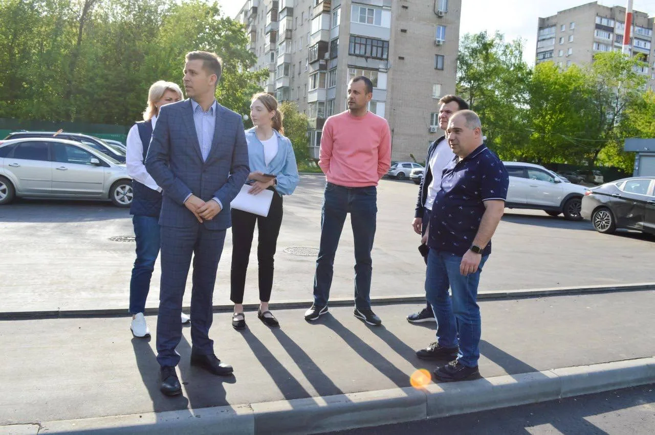 Представители «Единой России» проверили качество ремонта асфальтового покрытия во дворах в поселке Люберец