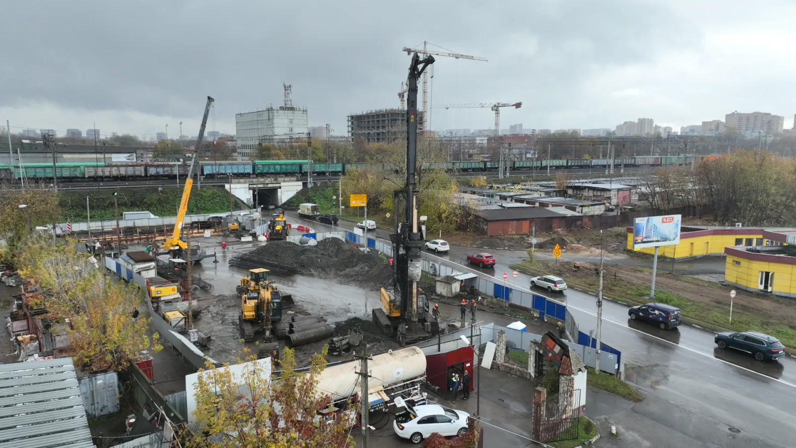 Устройство фундамента под 30 свай для нового путепровода выполнили в Люберцах