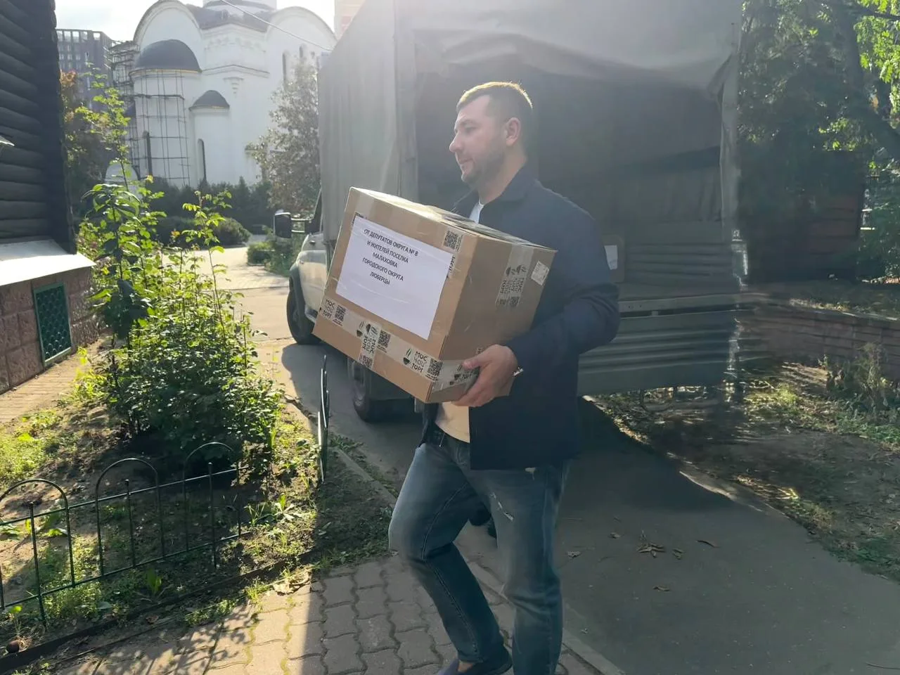 Более двух тонн гуманитарной помощи передали депутаты Люберец в Преображенский собор