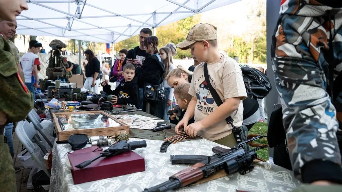 Ветераны СВО в Дзержинском провели выставку оружия и наград времён ВОВ