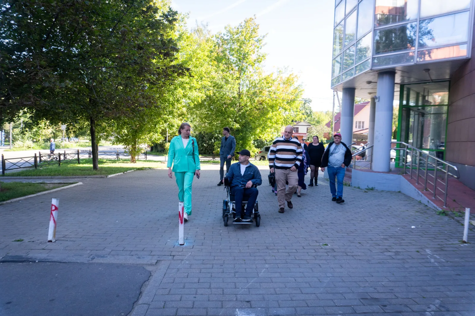 Единороссы Люберец проверили доступность среды рядом с домом участника СВО