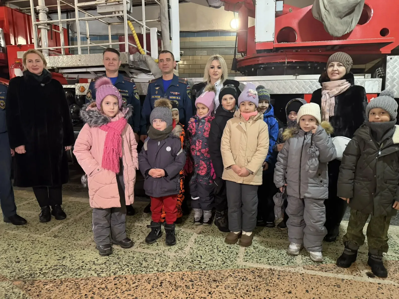Для детей участников СВО в Люберцах провели экскурсию в пожарно-спасательной части