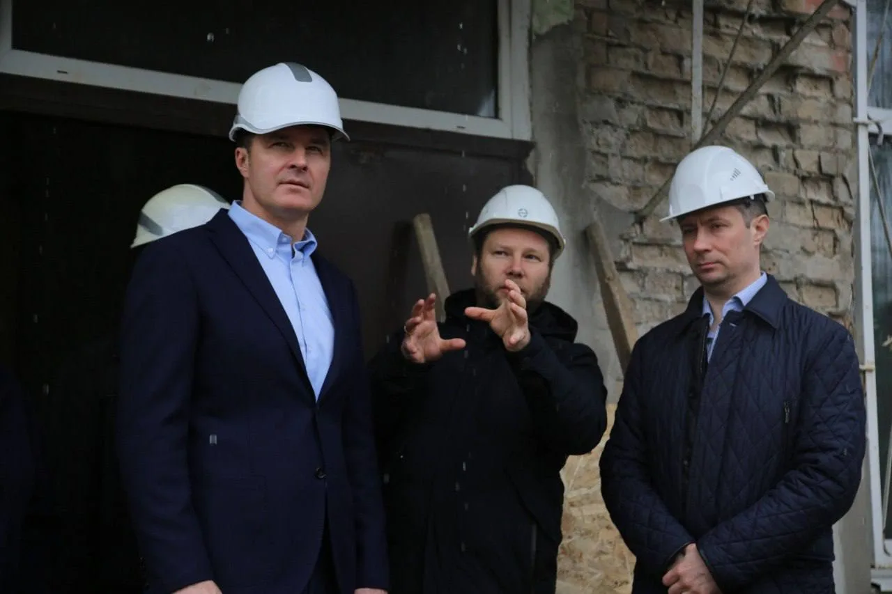 Владимир Волков с Романом Терюшковым проверили ход капремонта гимназии в поселке Люберец