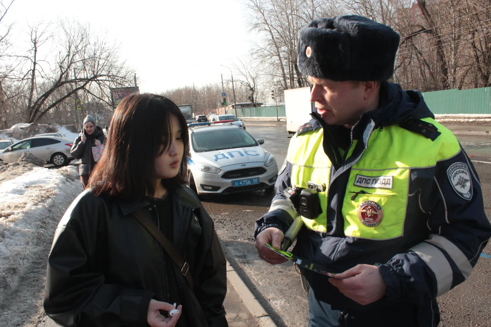 Сотрудники ГАИ Люберец напомнили пешеходам правила безопасного поведения на дороге