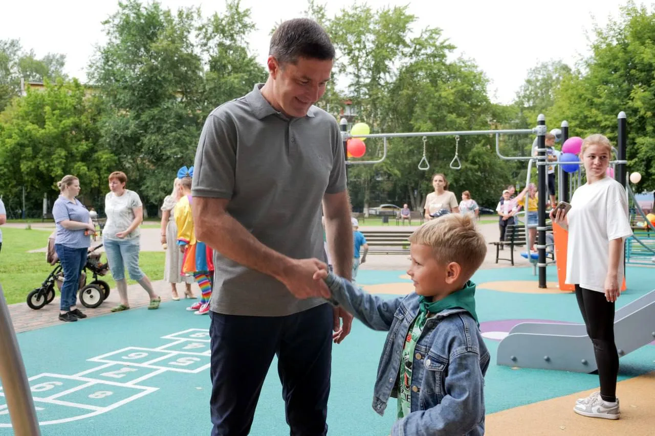 Владимир Волков поучаствовал в торжественном открытии детской площадки в поселке Люберец