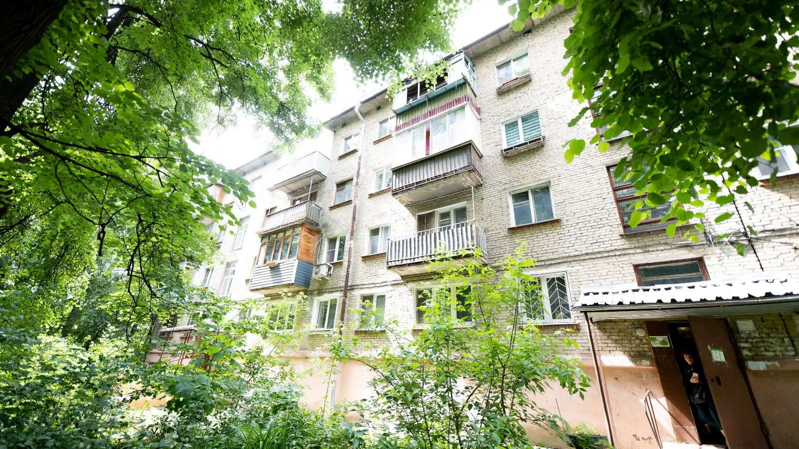 Капитальный ремонт крыши многоквартирного дома в Дзержинском завершат в сентябре