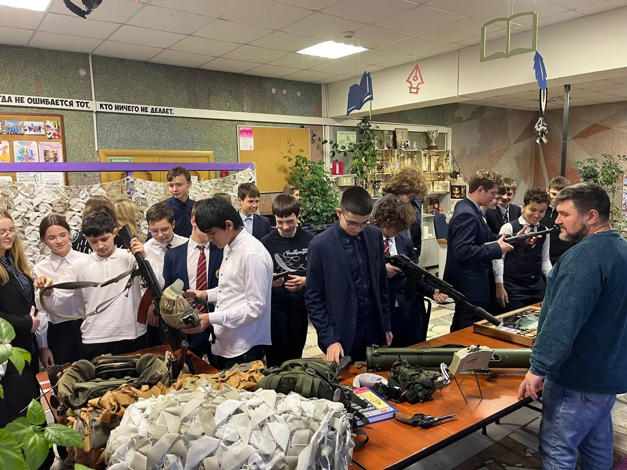 Более 130 школьников посетили патриотическую выставку в Дзержинском Люберец за неделю