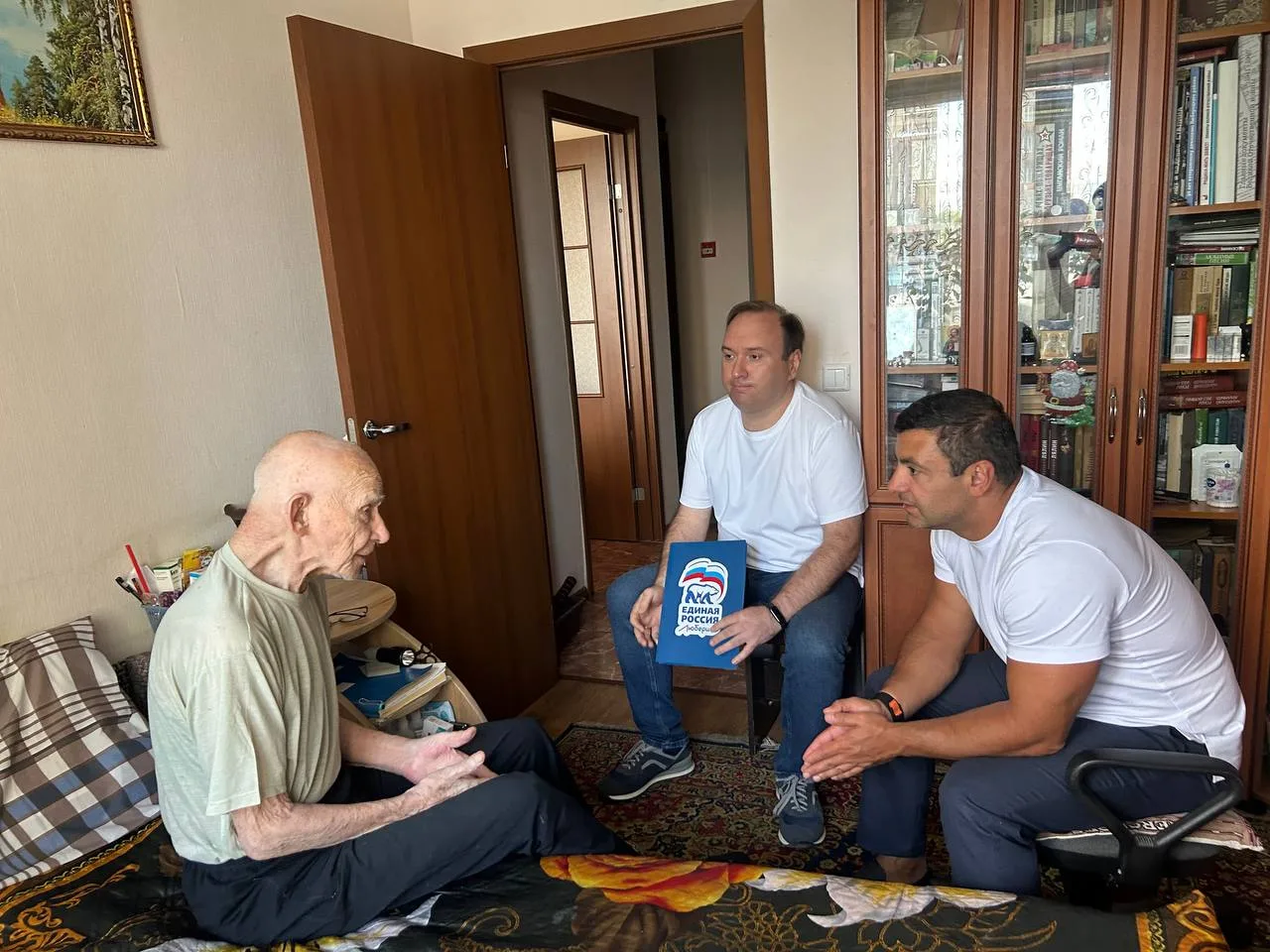 Депутаты окружного Совета навестили ветерана Великой Отечественной войны Ивана Пшеничкина