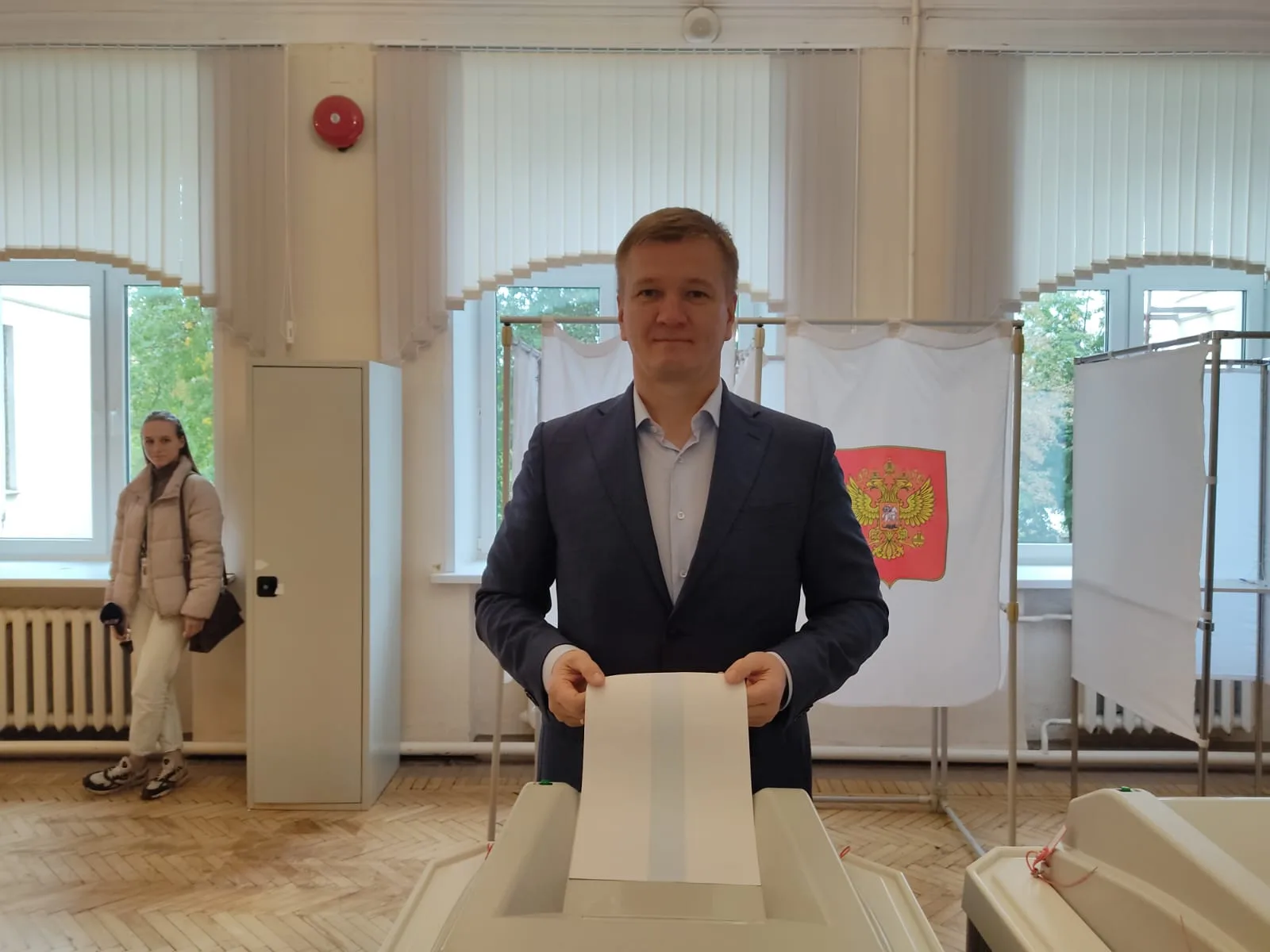 Депутат Мособлдумы Дмитрий Дениско проголосовал в Люберцах на выборах губернатора