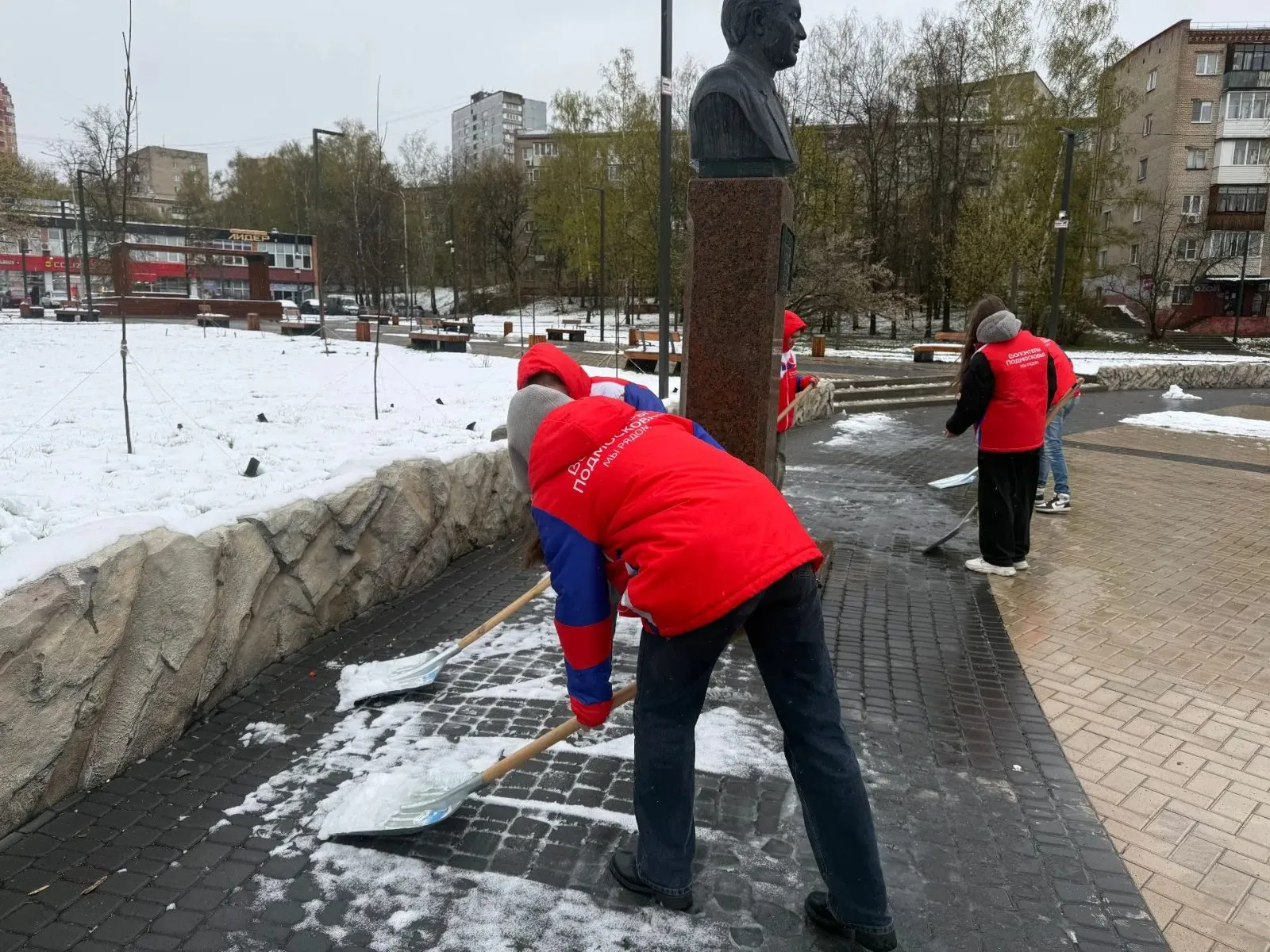 Люберецкие волонтёры помогли в устранении последствий апрельского снегопада