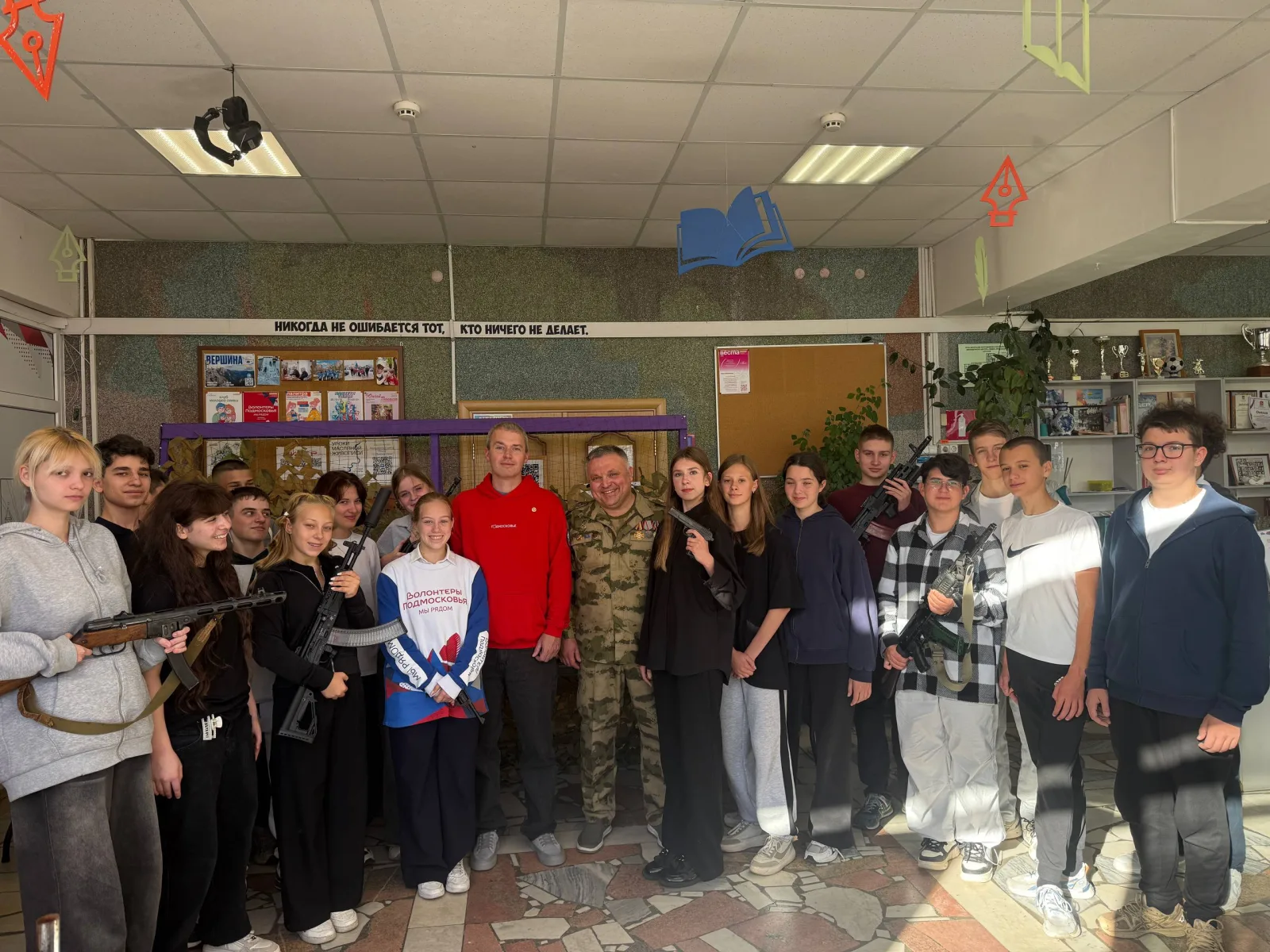 Ветеран СВО организовал в Люберцах патриотическую выставку "От Великой Отечественной до наших дней"