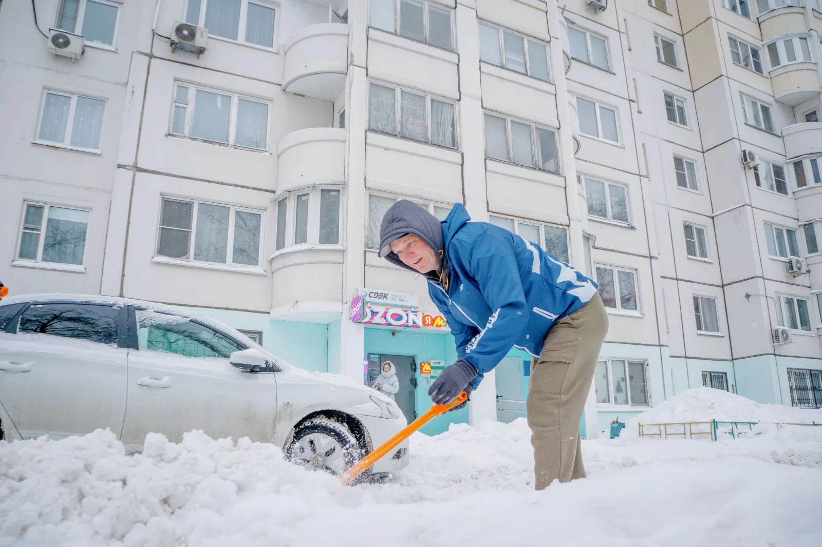 «Единая Россия» объединила Люберцы: депутаты, молодёжь и жители вышли на масштабный снежный субботник