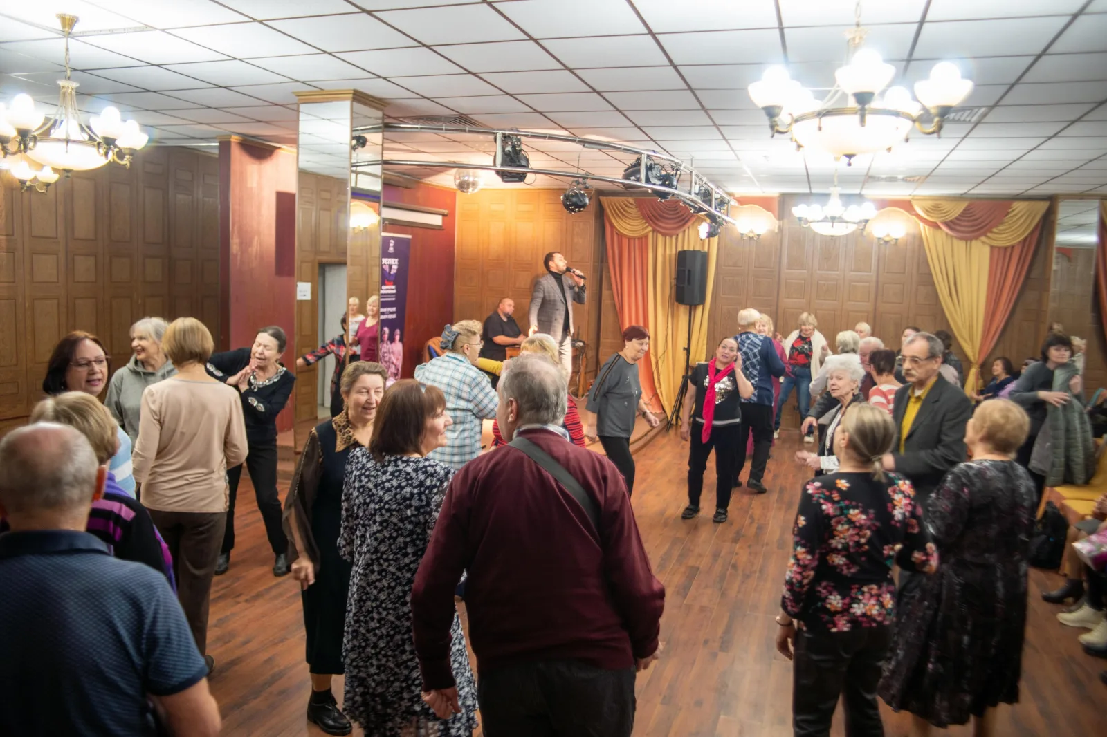 «Единая Россия» устроила в Люберцах вечер танцев и музыки для старшего поколения