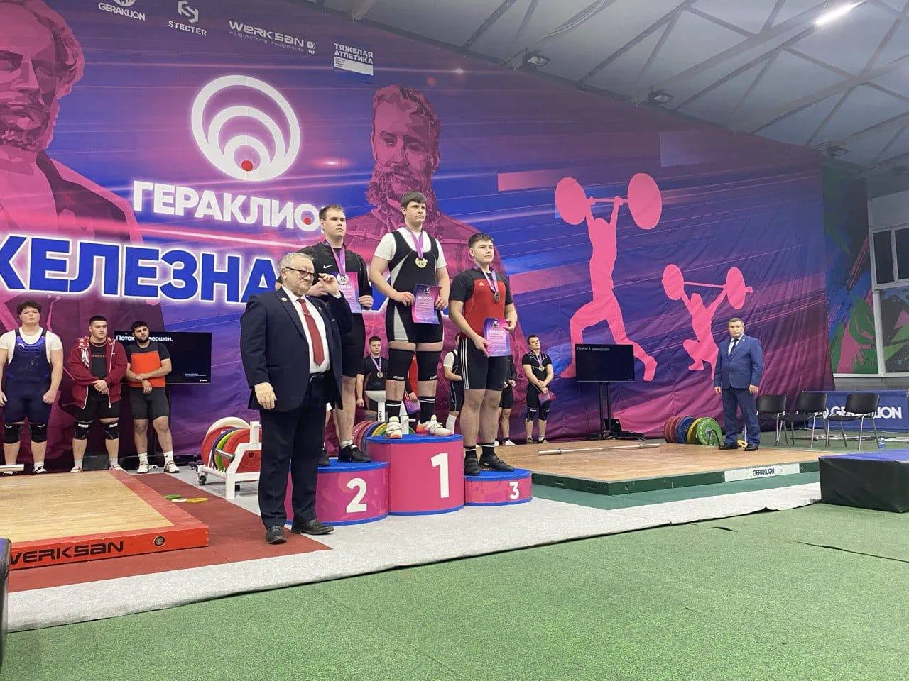 Три золотых и одну бронзовую медали завоевали спортсмены Люберец на турнире по тяжелой атлетике