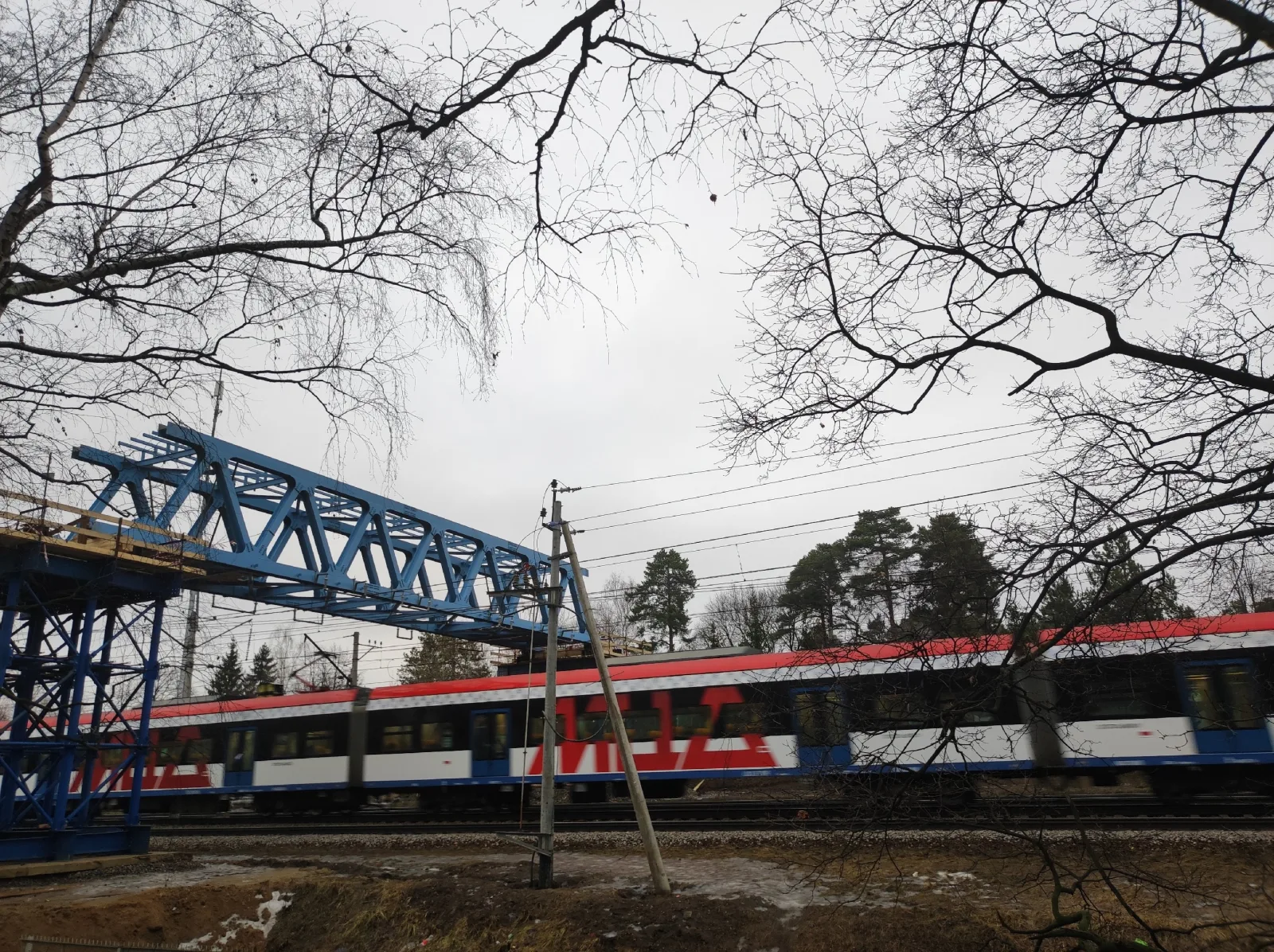 Монтаж центрального пролета пешеходного перехода над железной дорогой завершили в Люберцах