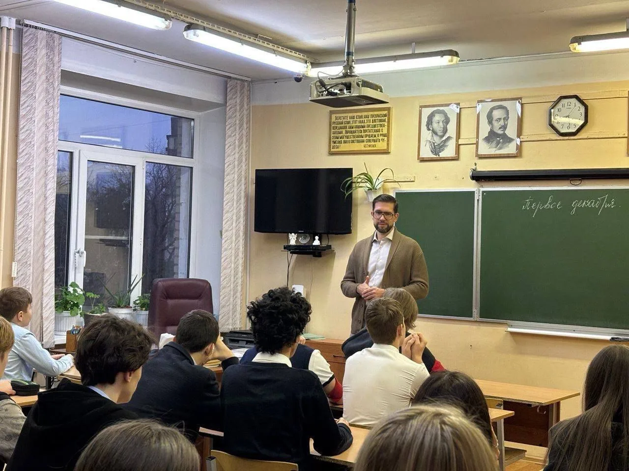 Депутат Алексей Кочетков провёл встречу с учащимися старших классов города Дзержинский