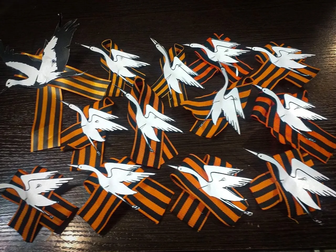 Жители Люберец на творческом мастер-классе изготовили белых журавлей в память о погибших