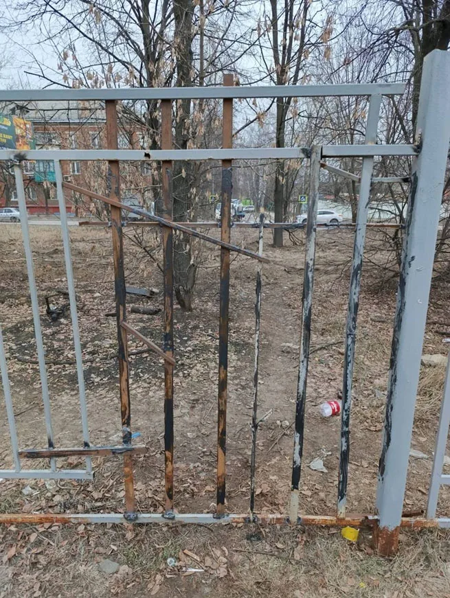 Двадцать  проломов ограждений вдоль железнодорожных путей ликвидировали в Люберцах за неделю