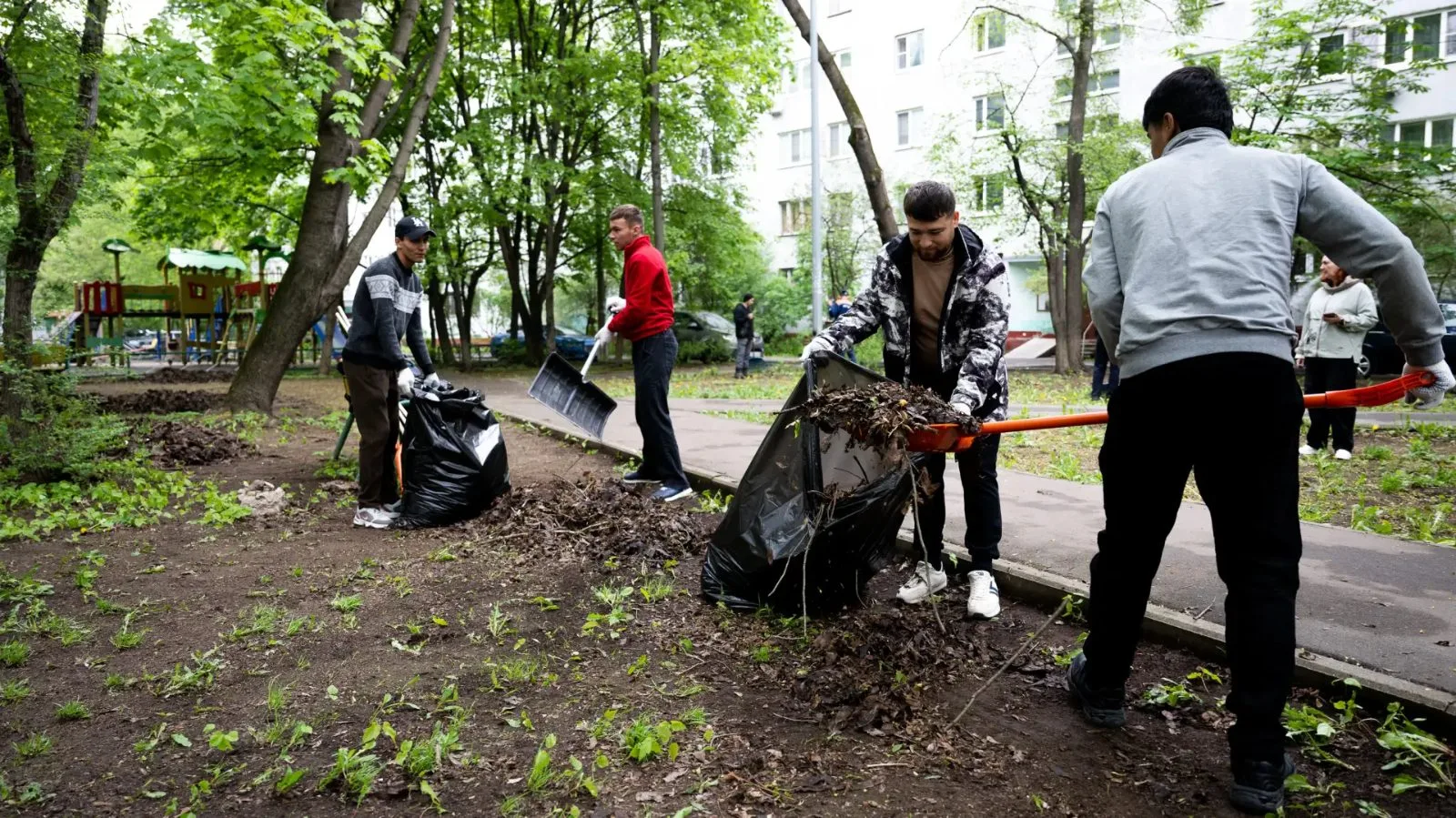 Почти 80 дворников дополнительно привлекла управляющая компания Люберец для уборки придомовых территорий