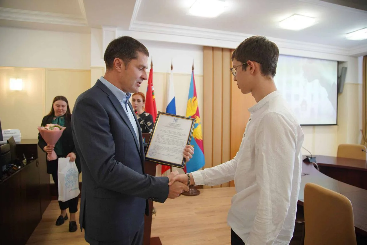 Владимир Волков вручил жилищные сертификаты детям-сиротам Люберец