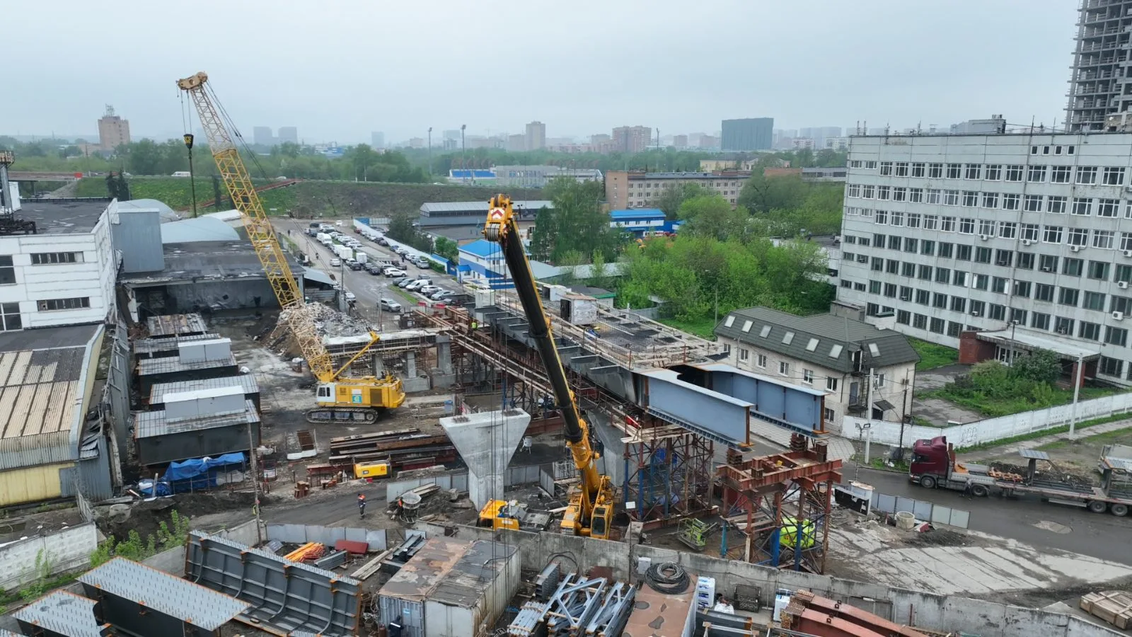 Работы по устройству временных опор путепровода через ж/д пути начались в Люберцах