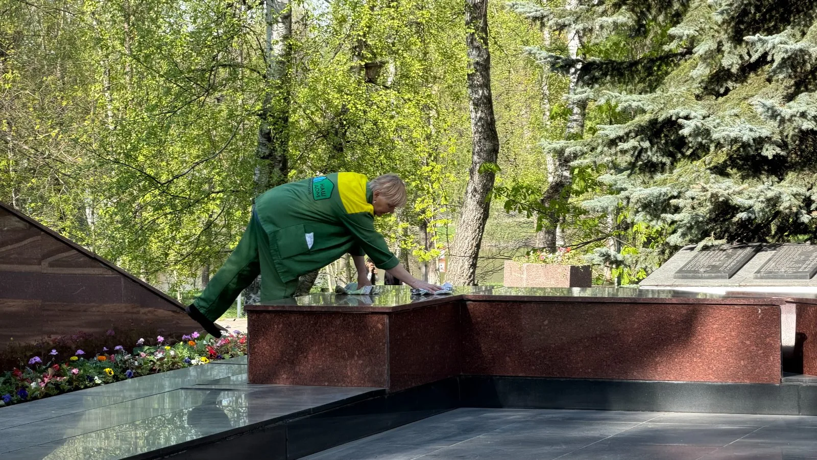Сквер Победы в Дзержинском городского округа Люберцы готовят к празднованию 9 Мая