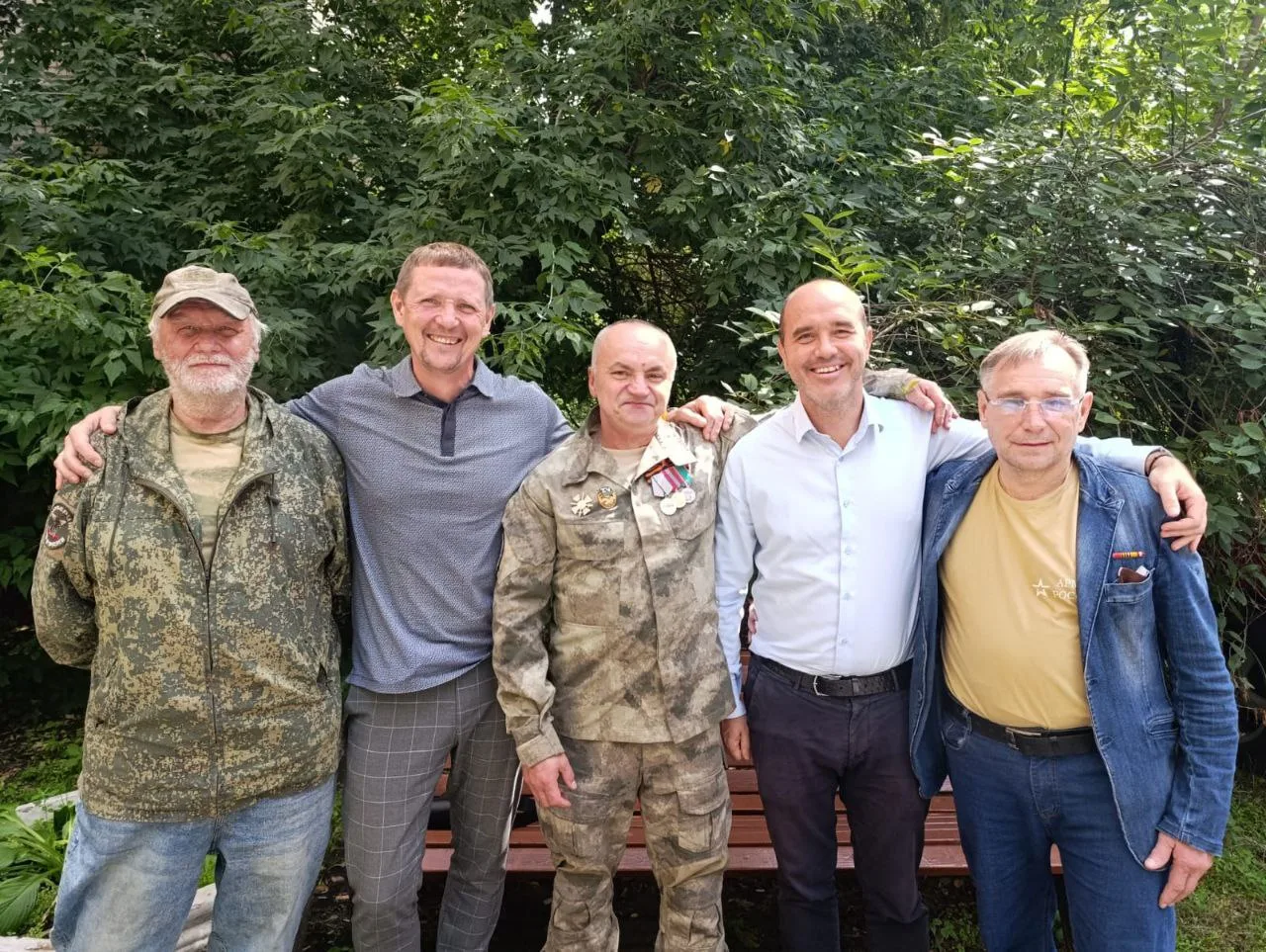 Маскировочные сети, нашлемники, медикаменты и продукты питания для бойцов СВО передали депутату Люберец