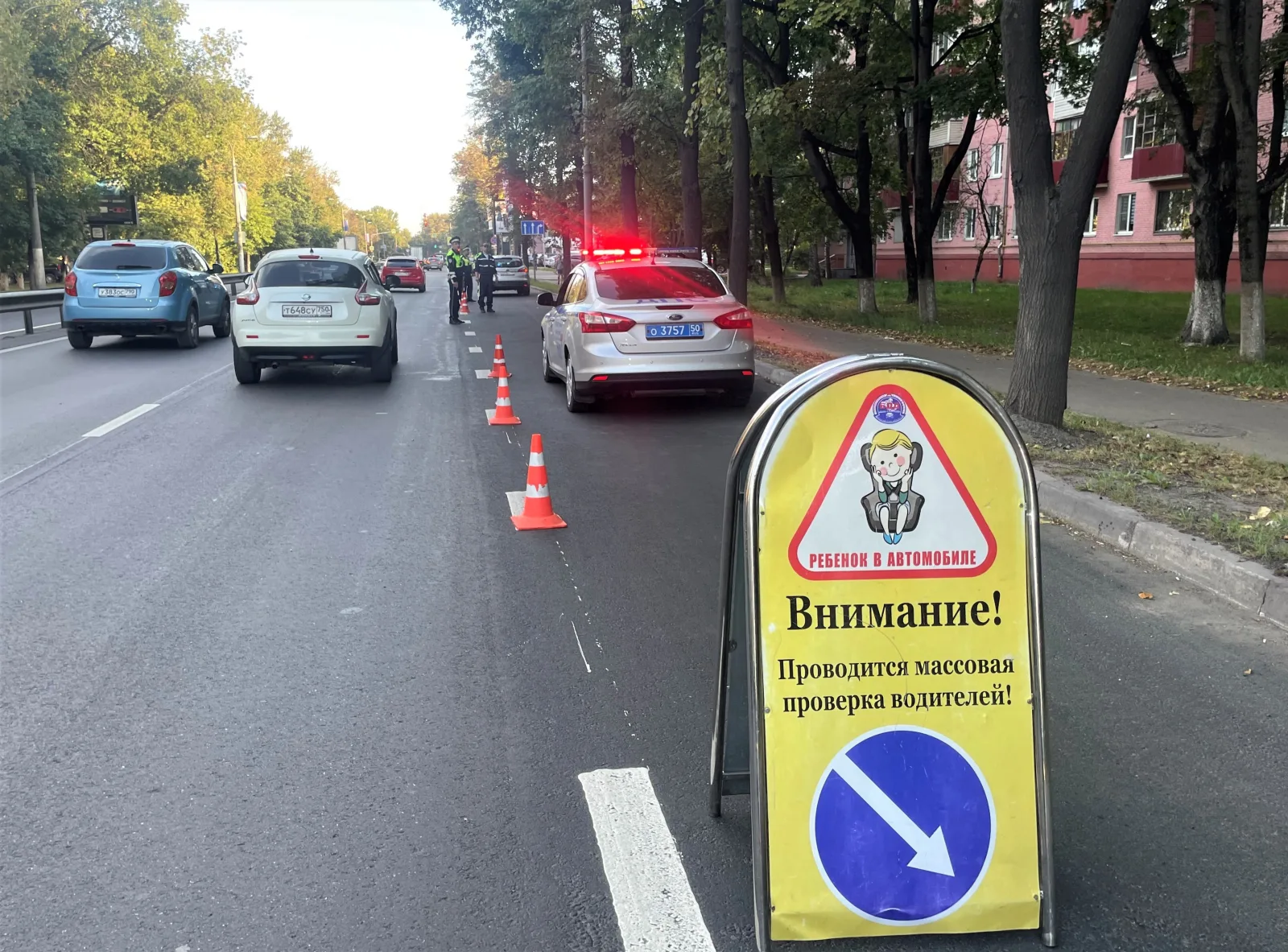 Инспекторы провели разъяснительные беседы с водителями Люберец о важности детских кресел