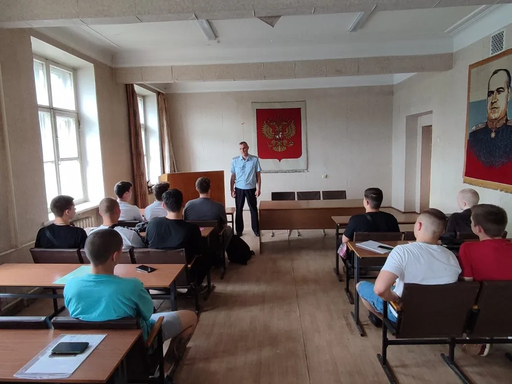 В Люберцах полицейские проводят беседы с призывниками