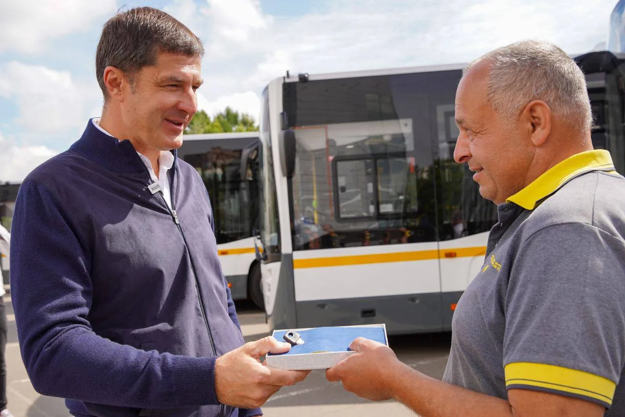 Владимир Волков в Люберцах вручил водителям ключи от 10 новых автобусов большого класса