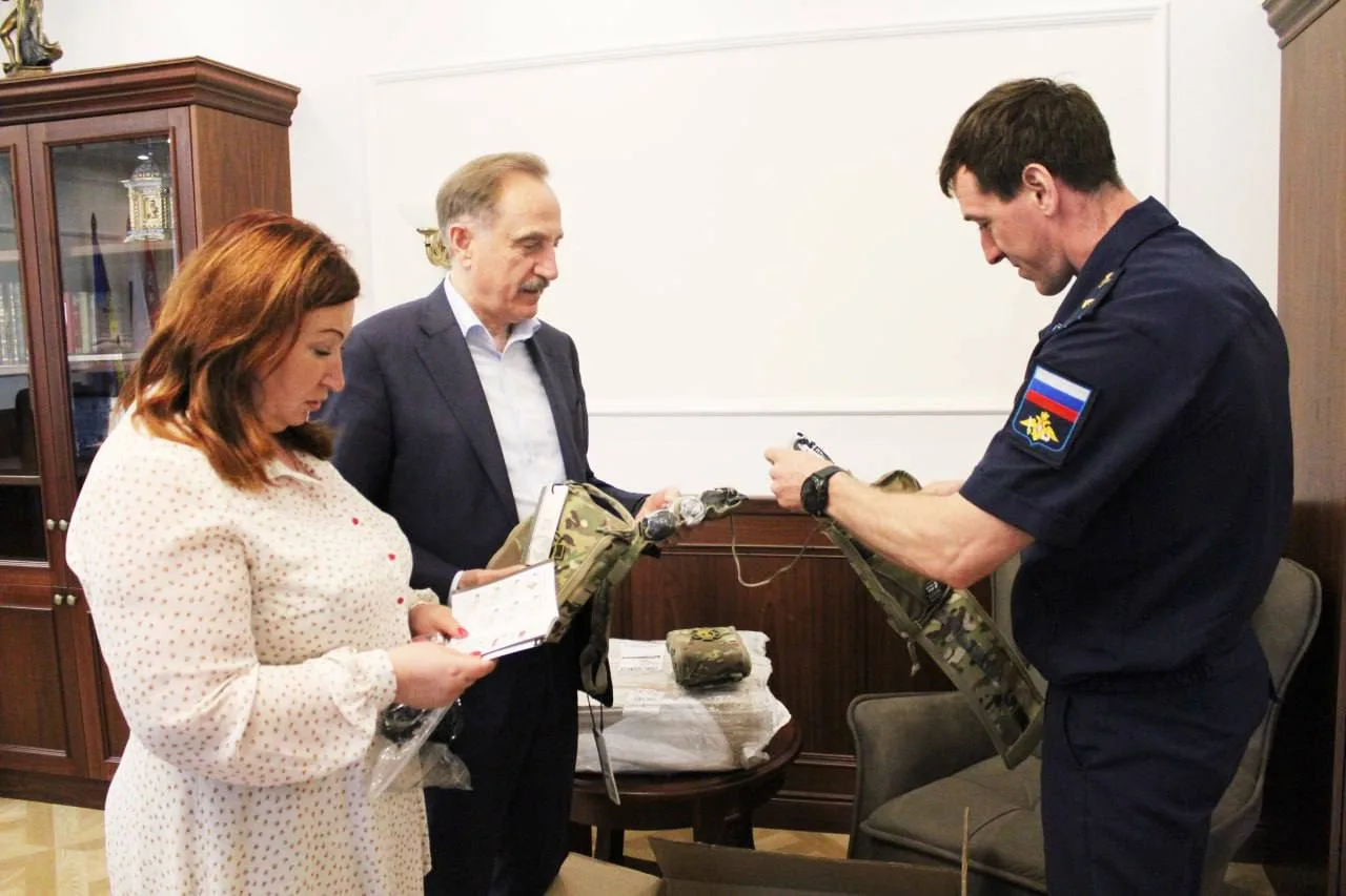 Депутаты Люберец передали в зону СВО тактические аптечки